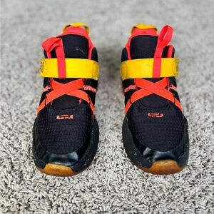 Nike Boys LeBron Sneakers 3Y